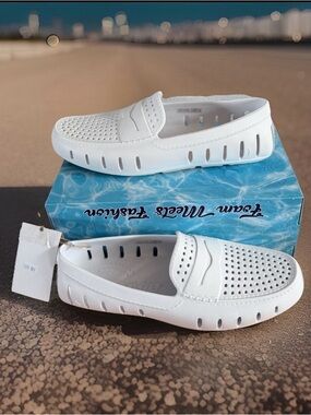 Floafers Men’s Size 10 Country Club Driver Loafers. Beach White. New In Box.